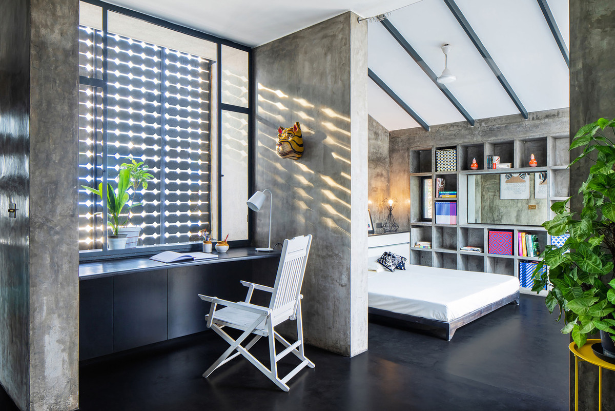 Cửa sổ lưới đục lỗ đảm bảo thông gió cho các phòng.