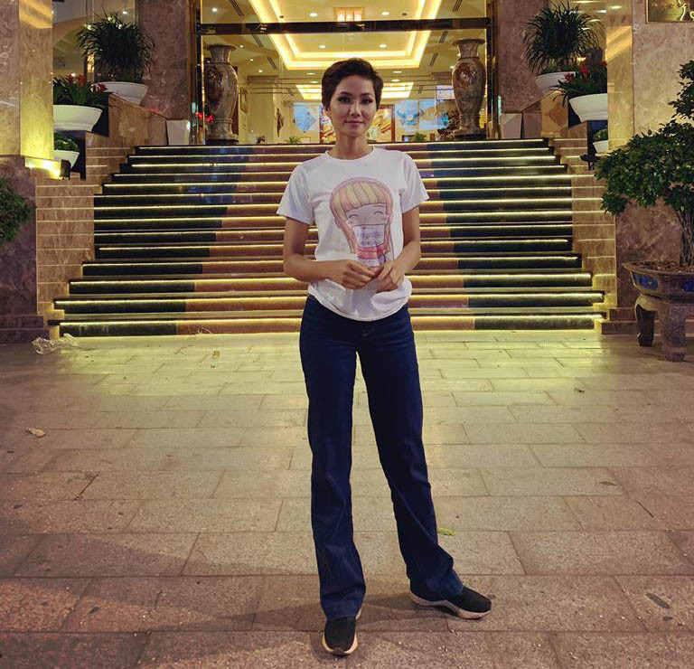 Chưa hết, không chỉ nghiện đi dép tổ ong thần thánh, áo phông vài chục nghìn, chân dài còn chăm mua đồ ở chợ Bến Thành. Trong đoạn clip ngắn hậu trường chương trình Cuộc đua kỳ thú đã vô tình hé lộ chi tiết thú vị này. Khi được Kỳ Duyên hỏi chiếc balo rởm hay xịn, Hoa hậu H'Hen Niê nhanh chóng trả lời: "Xịn đâu chị, chị ra chợ Bến Thành mua, có 400 nghìn đồng thôi."