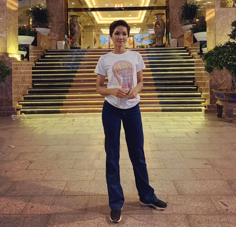 Chưa hết, không chỉ nghiện đi dép tổ ong thần thánh, áo phông vài chục nghìn, chân dài còn chăm mua đồ ở chợ Bến Thành. Trong đoạn clip ngắn hậu trường chương trình Cuộc đua kỳ thú đã vô tình hé lộ chi tiết thú vị này. Khi được Kỳ Duyên hỏi chiếc balo rởm hay xịn, Hoa hậu H'Hen Niê nhanh chóng trả lời: "Xịn đâu chị, chị ra chợ Bến Thành mua, có 400 nghìn đồng thôi."