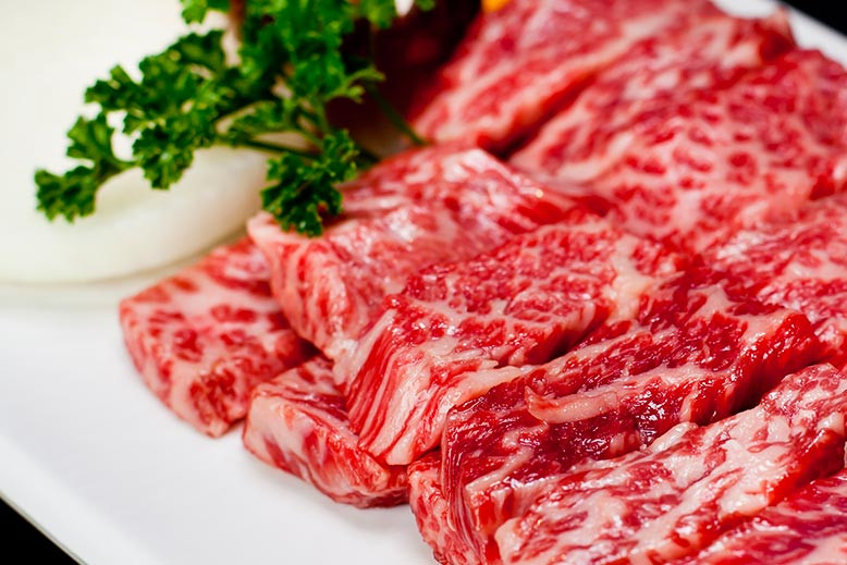 Cụ thể, một kg sườn non nguyên tảng của Mỹ 117.000 - 190.000 đồng, trong khi hàng Việt 140.000 - 240.000 đồng (tùy thương hiệu). Ảnh: Nongsanhadung.