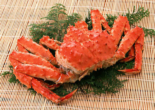 Không chỉ trái cây, một số loại hải sản nhập khẩu Mỹ cũng có giá rẻ bất ngờ. Cụ thể, cua hoàng đế Alaska đông lạnh cách đây 2 năm về Việt Nam có giá hơn triệu đồng một kg thì nay chỉ còn vài trăm nghìn đồng. Ảnh: Internet.