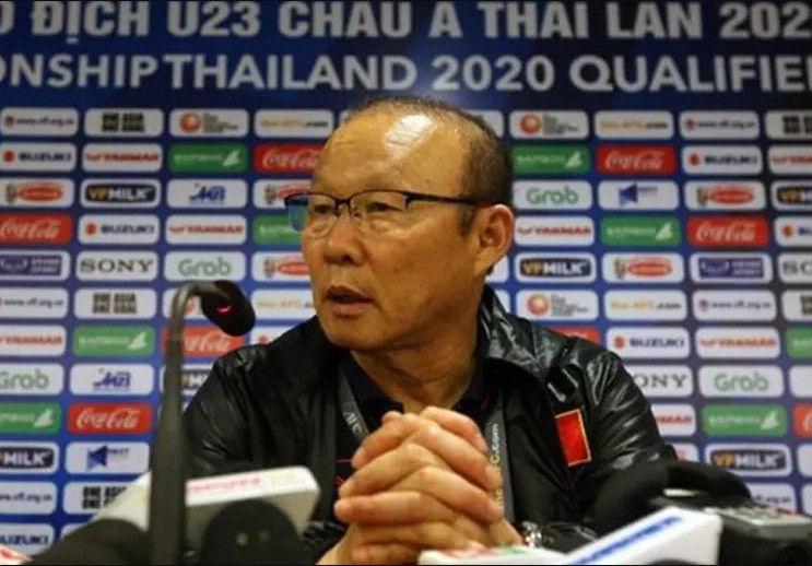 Sau một thời gian sống và làm việc tại Việt Nam, vị thuyền trưởng người Hàn Quốc cho biết, món ăn ưu thích ở Việt nam của ông là bún chả và nem cuốn. Ảnh: Dân Việt.