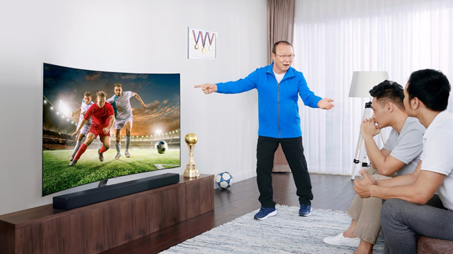 Ông cũng thường xuyên mời bạn bè, học trò đến nhà để thưởng thức những trận cầu nảy lửa. Ảnh: Zing.