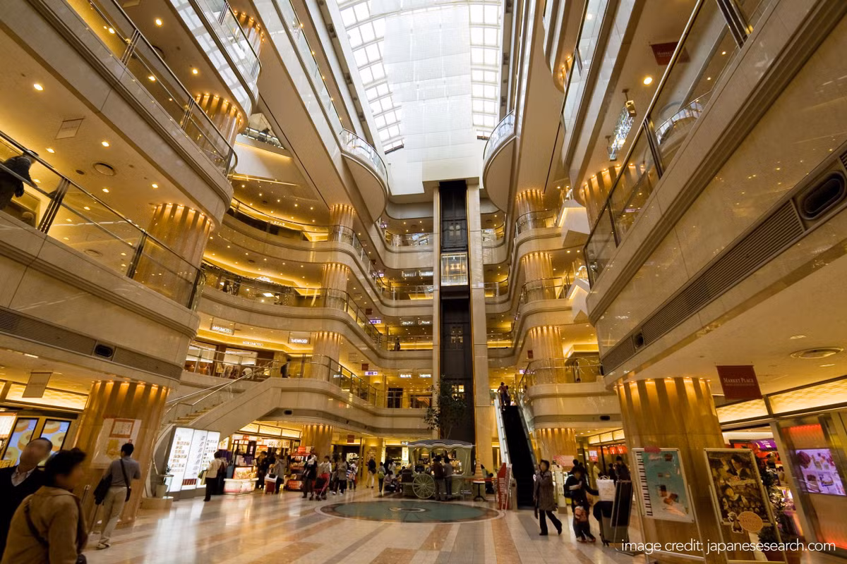 Đây cũng là sân bay bận rộn thứ 5 thế giới và thường xuyên góp mặt ở vị trí xếp hạng cao về mức độ sạch sẽ.