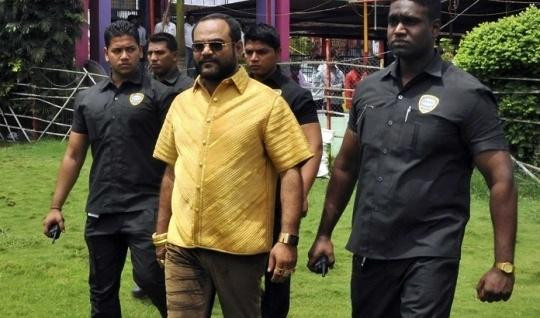 Dịp mừng sinh nhật thứ 45, ông trùm dệt may Ấn Độ đã tự tặng cho mình một chiếc áo sơ mi làm hoàn toàn từ vàng nặng tới 4kg, khiến ông trông giống hệt như một cây vàng di động. Ảnh: Wealthymatters.