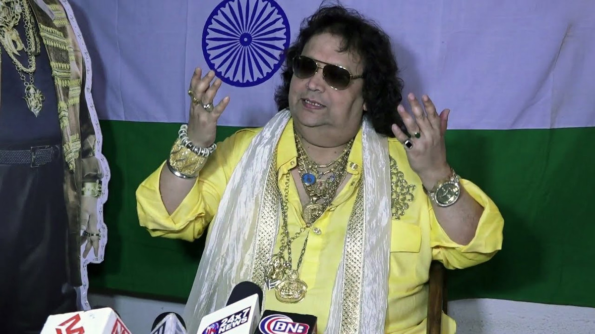 Bappi Lahiri đạo diễn âm nhạc, nhà soạn nhạc, ca sĩ, diễn viên nổi tiếng của Ấn Độ nổi tiếng với hình ảnh những chiếc vòng cổ bằng vàng lắc lư mỗi khi ông nhảy theo điệu nhạc. Ảnh: Youtube.