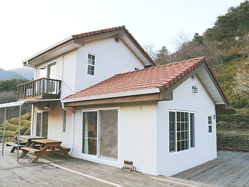 Nhà ở phong cách Hàn Quốc kiểu cấp 4 kết hợp nhà 2 tầng ở nông thôn. Ảnh: Angcovat.