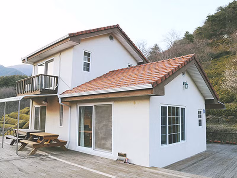 Nhà ở phong cách Hàn Quốc kiểu cấp 4 kết hợp nhà 2 tầng ở nông thôn. Ảnh: Angcovat.