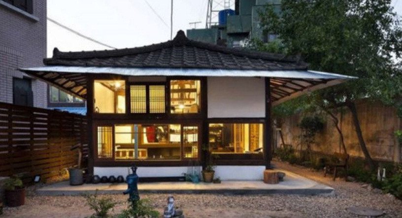 Ngôi nhà với phong cách hiện đại kết hợp truyền thống bằng cách sử dụng dầm gỗ từ những kết cấu sẵn có. Ảnh: Angcovat.