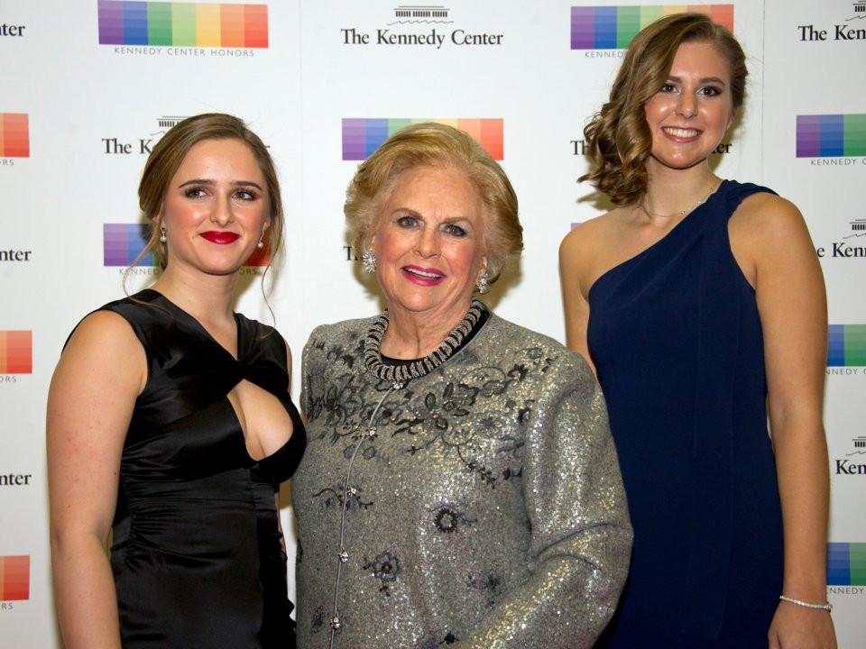 Đế chế Mars Inc, chuyên kinh doanh bánh kẹo, thực phẩm và các dịch vụ chăm sóc thú cưng, đã giúp nhà Mars trở thành gia tộc giàu thứ ba tại Mỹ với tổng tài sản 72 tỷ USD.