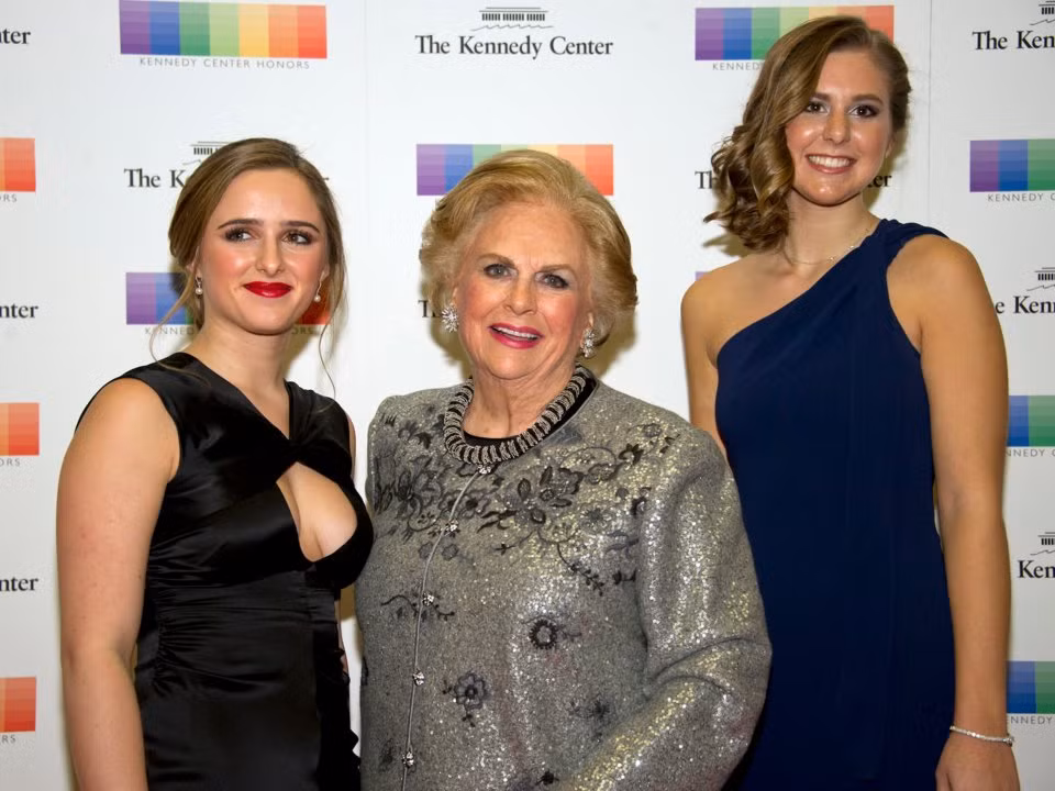 Đế chế Mars Inc, chuyên kinh doanh bánh kẹo, thực phẩm và các dịch vụ chăm sóc thú cưng, đã giúp nhà Mars trở thành gia tộc giàu thứ ba tại Mỹ với tổng tài sản 72 tỷ USD.