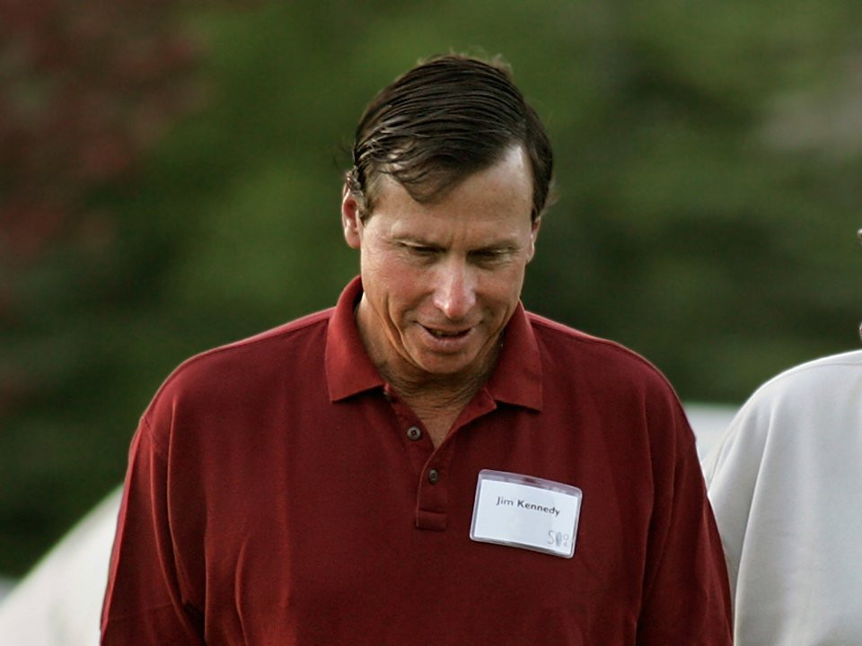 Gia tộc Cox (37,2 tỷ USD) sở hữu Tập đoàn Cox Enterprises chuyên về dịch vụ truyền hình cáp kỹ thuật số, báo chí - truyền thông và cả công nghiệp ôtô.