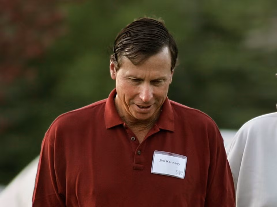 Gia tộc Cox (37,2 tỷ USD) sở hữu Tập đoàn Cox Enterprises chuyên về dịch vụ truyền hình cáp kỹ thuật số, báo chí - truyền thông và cả công nghiệp ôtô.