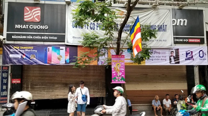 Khach hoang mang khi Nhat Cuong mobile bi kham xet, dong cua hang loat