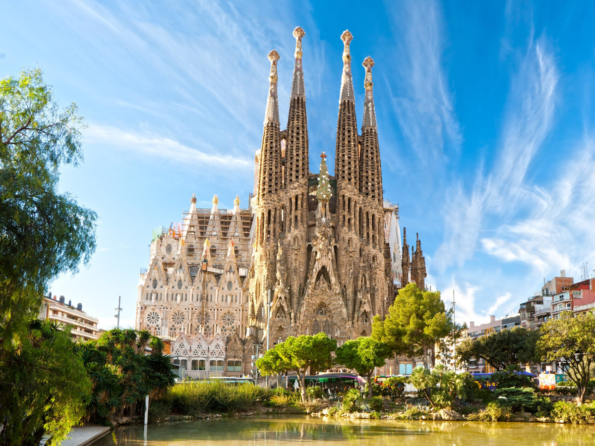 Sagrada Familia được đánh giá là một kiệt tác kiến trúc hiện đại. Kiến trúc sư vĩ đại bậc nhất Tây Ban Nha Antoni Gaudí đã vắt kiệt tâm huyết, sự sáng tạo và sức lực trong 42 năm để sáng tạo nên Sagrada Familia.