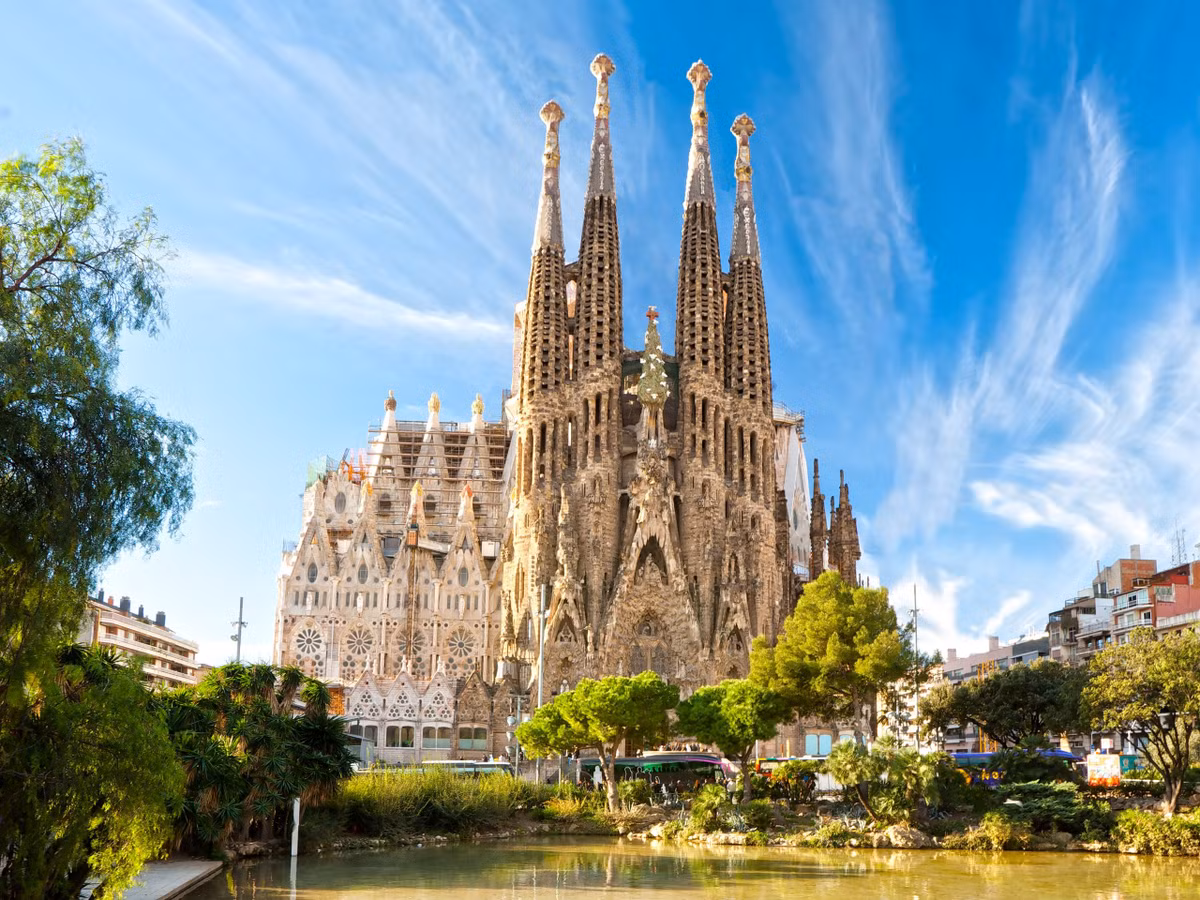 Sagrada Familia được đánh giá là một kiệt tác kiến trúc hiện đại. Kiến trúc sư vĩ đại bậc nhất Tây Ban Nha Antoni Gaudí đã vắt kiệt tâm huyết, sự sáng tạo và sức lực trong 42 năm để sáng tạo nên Sagrada Familia.