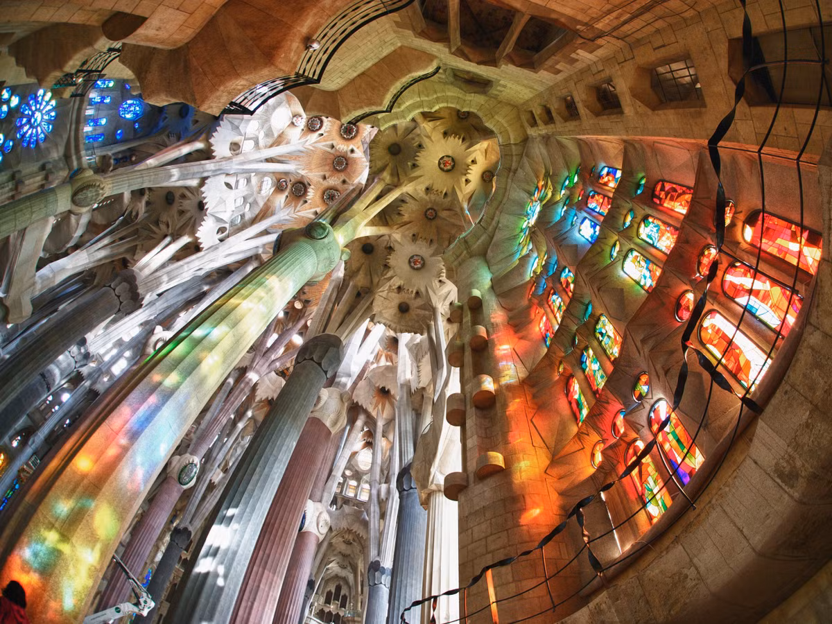 Bên trong, Sagrada Família ấn tượng với những chi tiết được thiết kế và xây dựng kỳ công.