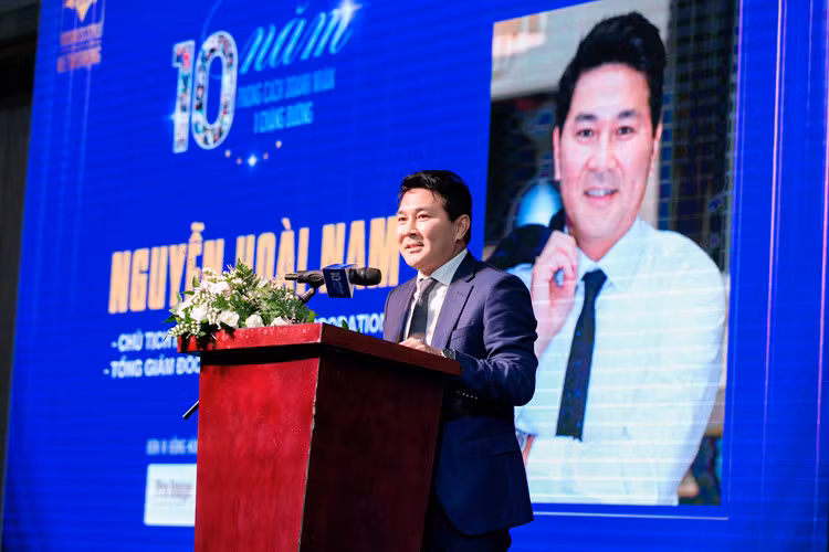 Trong khi đó, doanh nhân Nguyễn Hoài Nam (chồng Hoa khôi thể thao 1995 Thu Hương) đang là ứng viên rất nặng ký trong cuộc "chạy đua" vào ghế Phó Chủ tịch phụ trách tài chính của VFF. Ảnh: NĐT.