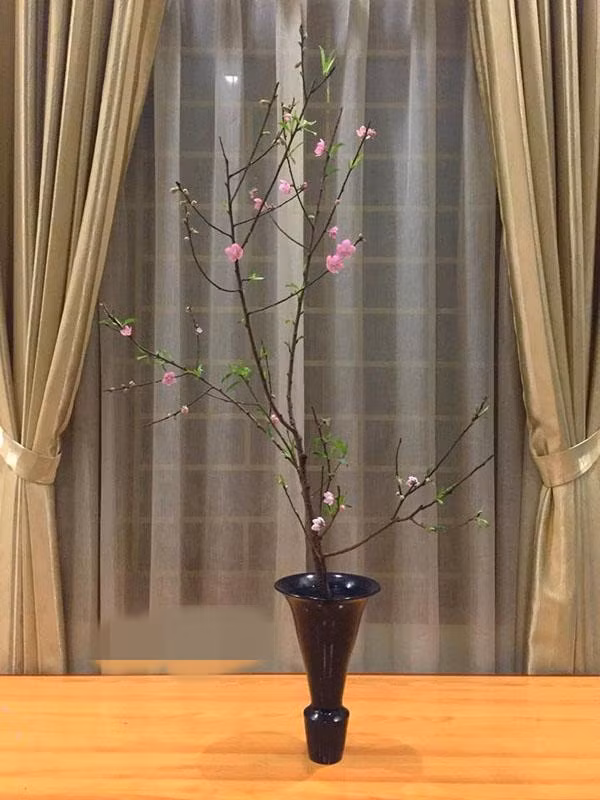 Một vài cành đào dăm nhỏ cắm trong bình đặt trên bàn cũng đủ mang đến không khí ngày Tết cho cả gia đình. Ảnh: Khám phá.