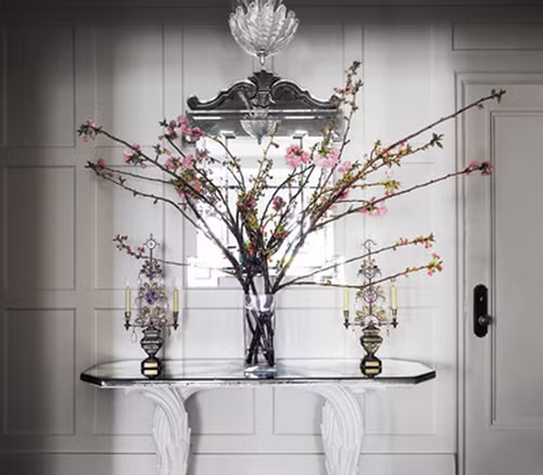 Thậm chí, một số gia đình còn cắm hoa đào trong bồn rửa phòng tắm. Với những cách trang trí này, mùa xuân đã thực sự về với ngôi nhà của bạn. Ảnh: Internet.