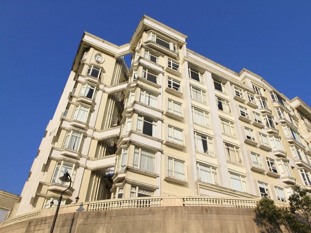 Peak cũng là nơi quần tụ những căn nhà đắt nhất Hong Kong. Tháng 3/2018, một dinh thự tại đây được bán với giá 178,4 triệu USD, (tương đương 210.869 USD/m2), trở thành căn nhà đắt nhất tại châu Á.