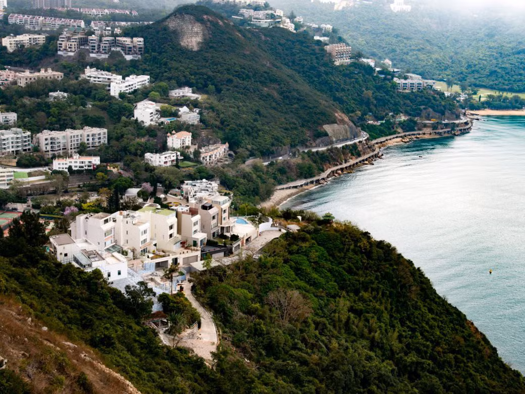 Một nơi quy tụ nhà giàu khác ở Hong Kong là Deep Water Bay. Năm 2015, Forbes gọi đây là "khu vực đắt đỏ nhất thế giới".