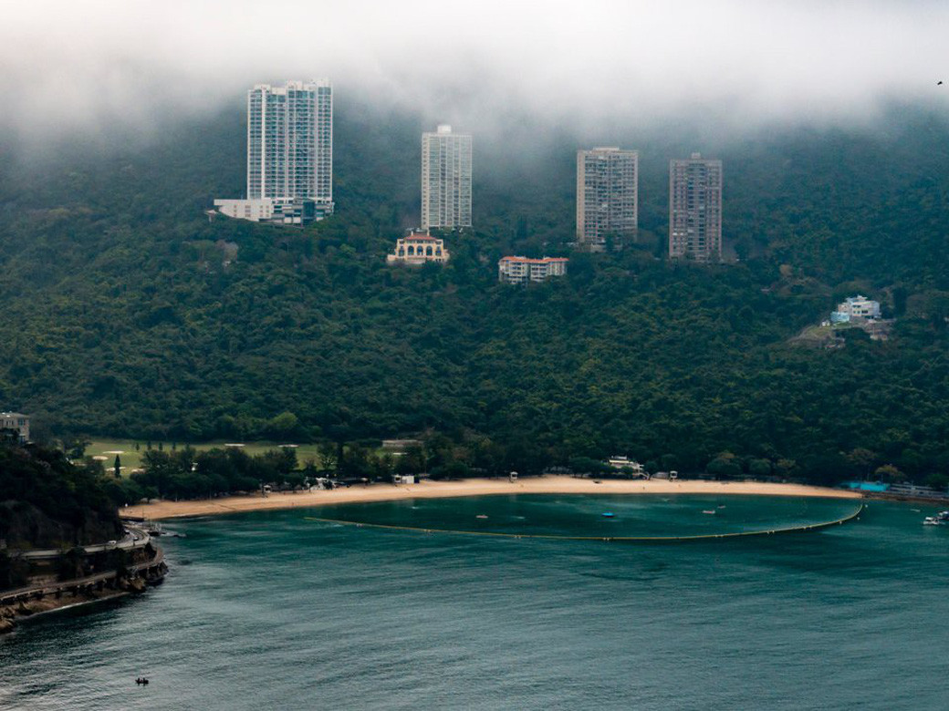 Tính đến năm 2015, có 19 trong số những người giàu nhất tại Hong Kong - gồm tỷ phú Lý Gia Thành sống ở Deep Water Bay.