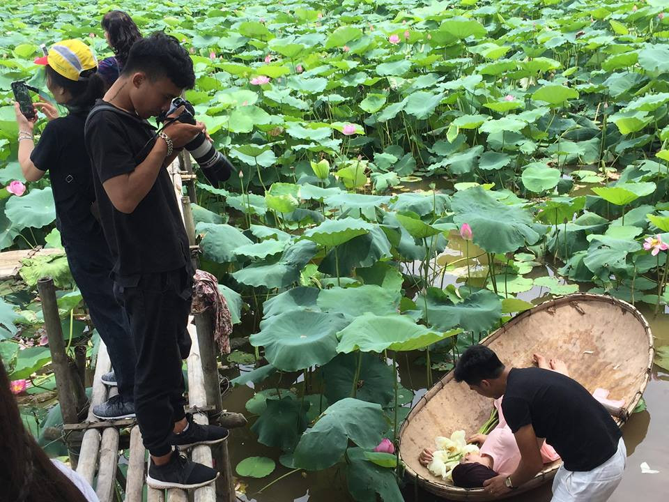 Anh Tuấn Sơn (thợ chụp ảnh cho một đầm sen ở Hà Nội) cho biết, thu nhập khá ổn. Đầu mùa, sen chưa nở nhiều lắm nhưng đầm sen đã rất đông khách. Ảnh: Dân Việt.