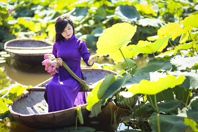 Ngày cuối tuần phải nhiều thợ chụp ảnh "cắm chốt" ở đầm sen do lượng khách chụp quá đông. Ảnh: Dealtoday.