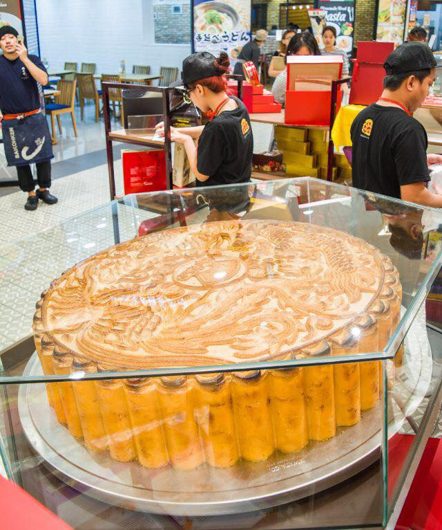 Riêng loại siêu to khổng lồ thì nặng tới 4kg/bánh, đường kính lên tới 32cm, giá gần 2,7 triệu đồng/bánh. Ảnh: Facebook.