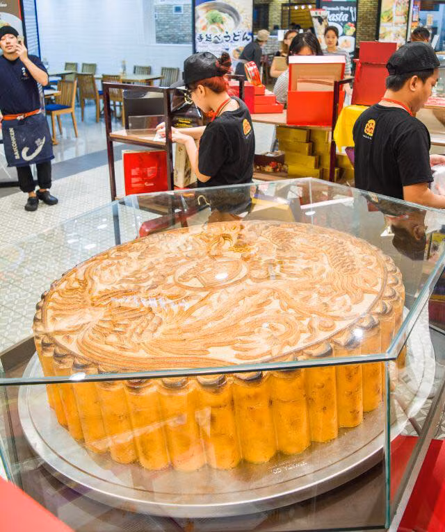 Riêng loại siêu to khổng lồ thì nặng tới 4kg/bánh, đường kính lên tới 32cm, giá gần 2,7 triệu đồng/bánh. Ảnh: Facebook.