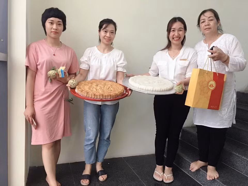 Trên chợ mạng, nhiều người lùng mua những chiếc bánh trung thu cỡ đại này về thưởng thức. Ảnh: FB Hong Nhung Hong Nhung.
