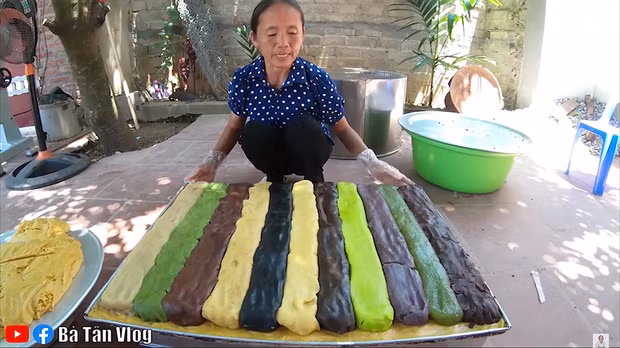 Chiếc bánh siêu to của bà Tân Vlog có tới 11 loại nhân gồm: đậu xanh, trà xanh, đậu đỏ, sầu riêng, mè đen, sen, cà phê, cốm, khoai môn, dưa lưới, socola. Ảnh: Ba Tan Vlog.