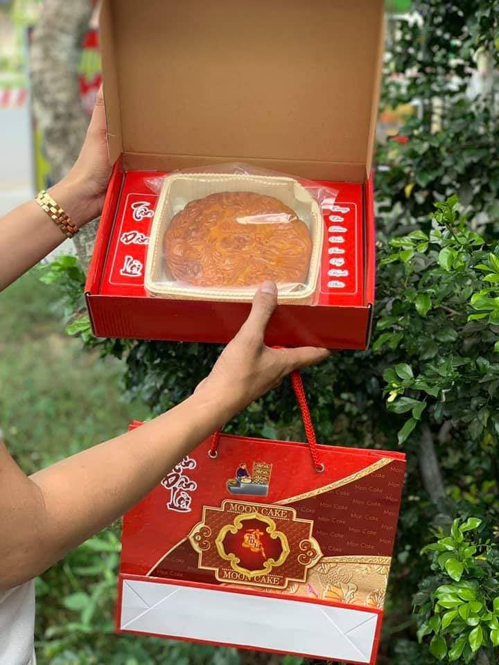 Bánh trung thu khổng lồ có khá nhiều loại, loại nhỏ nhất trọng lượng 0,5kg giá gần 500.000 đồng/bánh, loại bánh rồng tròn có trọng lượng 1kg giá 830.000/bánh...Ảnh: FB Iris Pham.