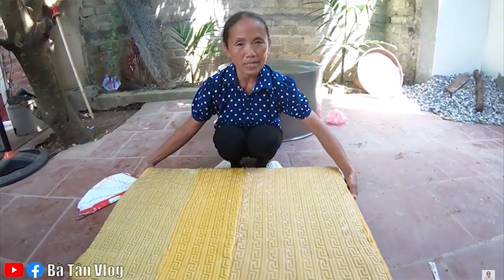 Năm nay, bà Tân Vlog gây sốt với chiếc bánh trung thu nặng 50kg. Ảnh: Ba Tan Vlog.