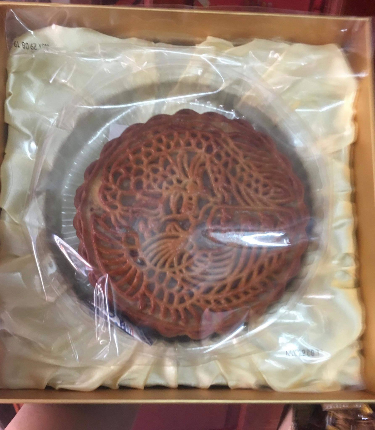 Bên cạnh các dòng bánh quen thuộc, năm nay trên thị trường còn xuất hiện loại bánh trung thu khổng lồ khiến nhiều người thích thú. Ảnh: Vietnamnet.