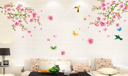 Họa tiết chim én bay cùng hoa đào phai cũng là mẫu giấy dán tường được nhiều người lựa chọn trong dịp Tết.