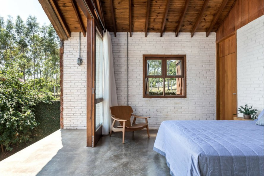 Phòng ngủ chính có cửa kính lớn giúp kết nối với môi trường bên ngoài.