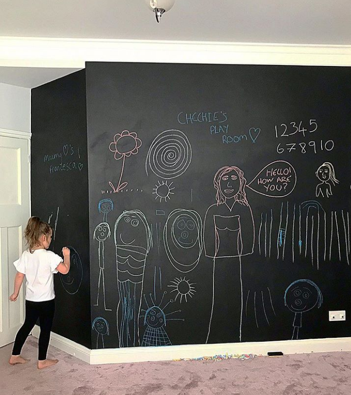 Sơn tường bảng đen là không gian cho bé thỏa sức sáng tạo.