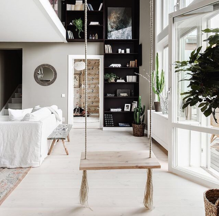 Một chiếc xích đu sẽ khiến không gian trong phòng chẳng khác công viên.