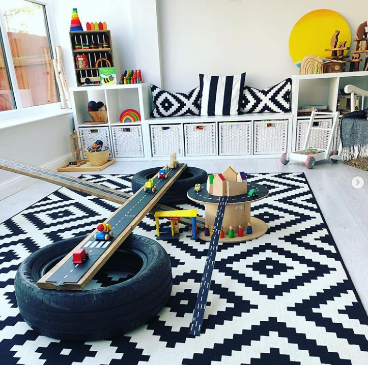 Nếu điều kiện cho phép, bố mẹ có thể tự làm hệ thống đường sá và thành phố tí hon ngay trong phòng vui chơi của bé…