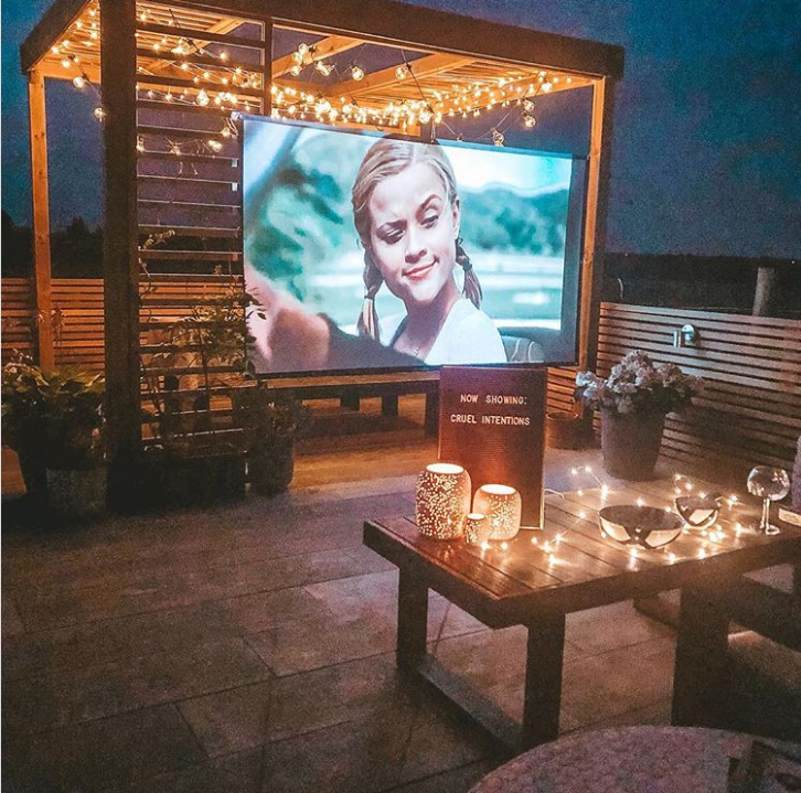 Bố trí rạp chiếu phim tại gia ngay trên sân thượng. Nguồn ảnh: Brightside.