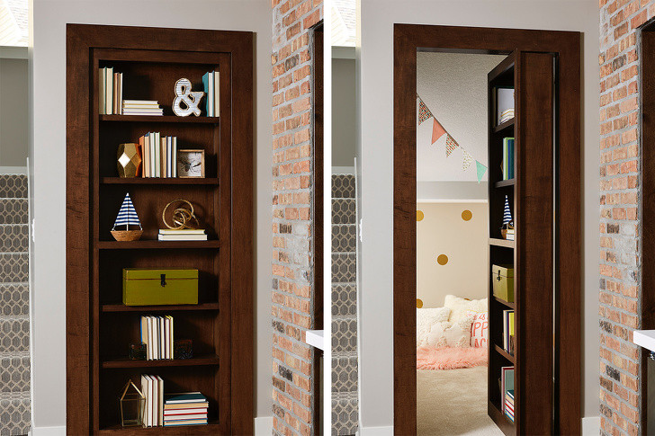 Phòng vui chơi ẩn sau kệ đựng đồ tiết kiệm không gian.