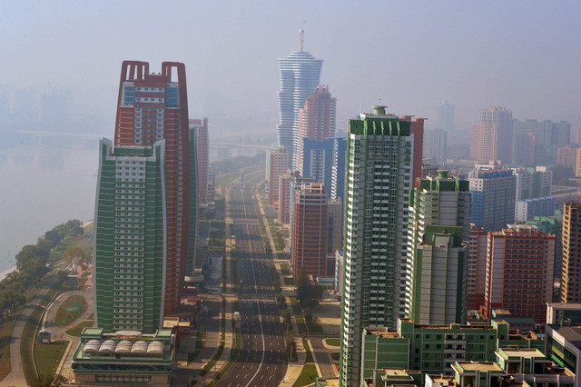 Một số tòa nhà cũ được sơn lại bằng gam màu tươi sáng hơn. Ảnh: Nknews.