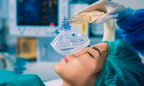 Bác sĩ gây mê là công việc được trả lương cao nhất với 450.000 USD/tháng. Không thực hiện phẫu thuật nhưng bác sĩ gây mê cần phải tính đến tất cả các yếu tố khi kết hợp thuốc trước khi phẫu thuật. Nguồn ảnh: Buzznfun.