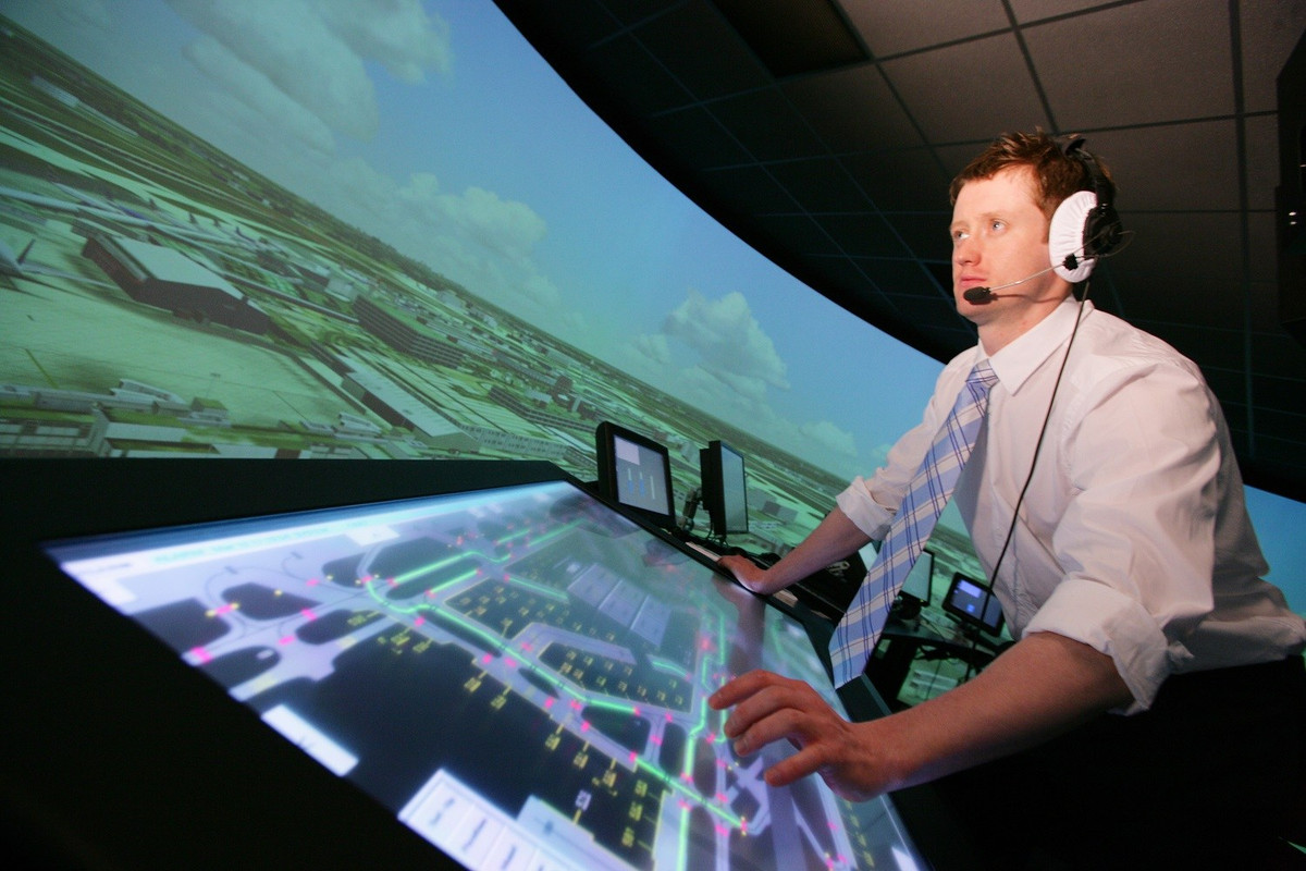 Nhân viên kiểm soát không lưu đủ điểu kiện có mức lương trung bình là 138.871 USD. Trong năm 2019, mức lương của công việc này sẽ thay đổi dựa vào vị trí và có thể lên tới 200.000 USD/tháng.