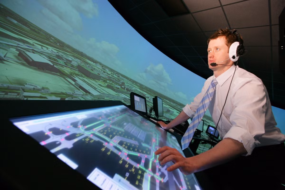 Nhân viên kiểm soát không lưu đủ điểu kiện có mức lương trung bình là 138.871 USD. Trong năm 2019, mức lương của công việc này sẽ thay đổi dựa vào vị trí và có thể lên tới 200.000 USD/tháng.