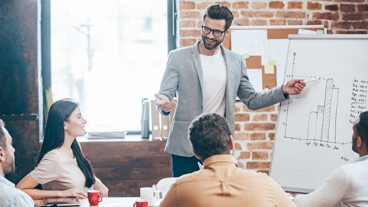 Mức lương của một giám đốc bán hàng dao động từ 71.000 USD - 146.000 USD, thấp hơn nhiều so với nhân viên kiểm soát không lưu. Tuy nhiên, giám đốc bán hàng được nhiều người lựa chọn bởi nó có tiềm năng kiếm thêm theo cấp số nhân.