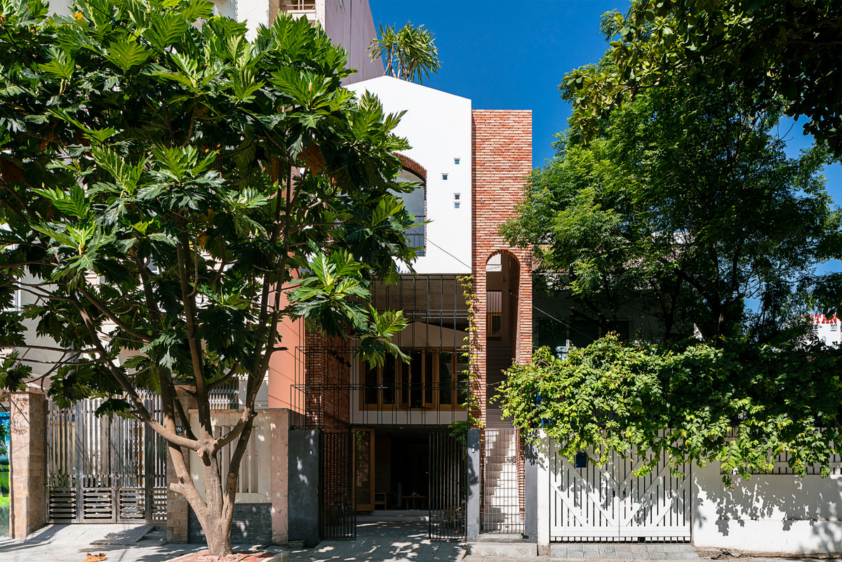 Nằm trong khu vực có khí hậu khắc nghiệt ở Đà Nẵng, ngôi nhà DT có diện tích 5x20m, khá quen thuộc ở Việt Nam.