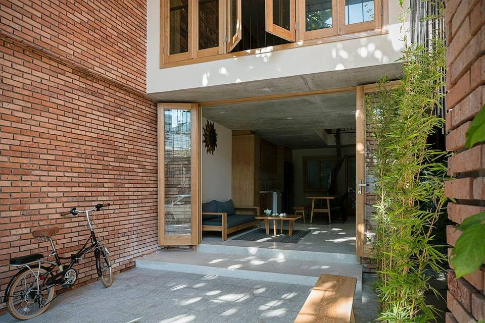 Để khắc phục hạn chế thiếu sáng trong nhà ống, DT House được bố trí với khoảng sân rộng phía trước cùng với hai cầu thang liên kết hai khoảng thông tầng.